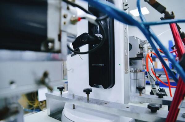 圖為對(duì)智能鎖把手進(jìn)行機(jī)械化壽命測(cè)試