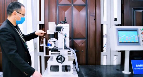 圖為dormakaba智能鎖品質(zhì)主管陳一飛先生