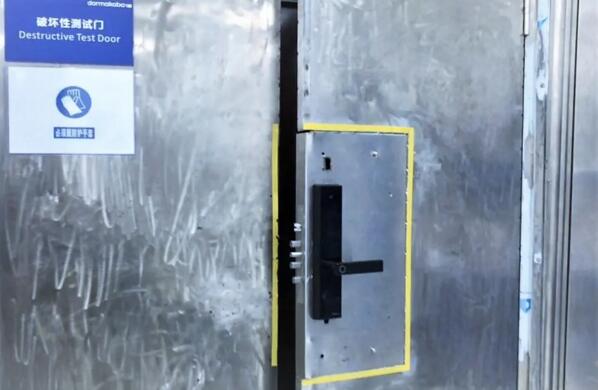 圖為門(mén)鎖破壞性試驗(yàn)中對(duì)智能鎖暴力撞擊