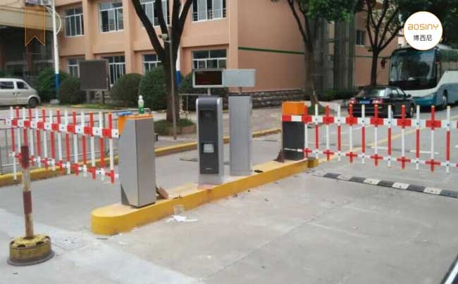 上海市七寶中學(xué)車牌識別系統(tǒng)案例 - 中出網(wǎng)-智能出入口與停車充電門戶