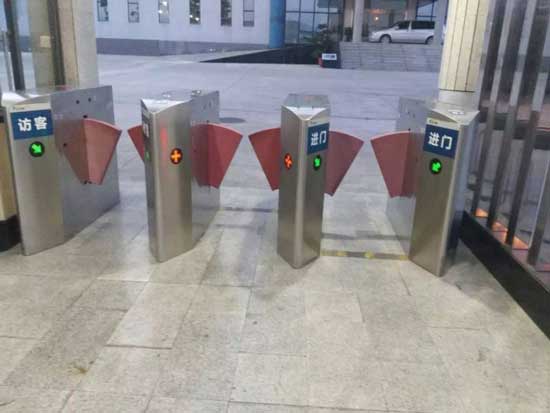 重慶富川古圣機(jī)電有限公司通道閘案例 - 中出網(wǎng)-智能出入口與停車(chē)充電門(mén)戶(hù)