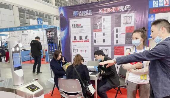 觀眾現(xiàn)場(chǎng)了解人臉門禁產(chǎn)品