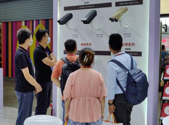 海納系列的全能車牌識(shí)別廣告盒VBOX在現(xiàn)場進(jìn)行通電演示