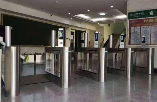 芊熠人臉識別設(shè)備顯身手，多方式管控銀行出入口，切實(shí)提升安全保障