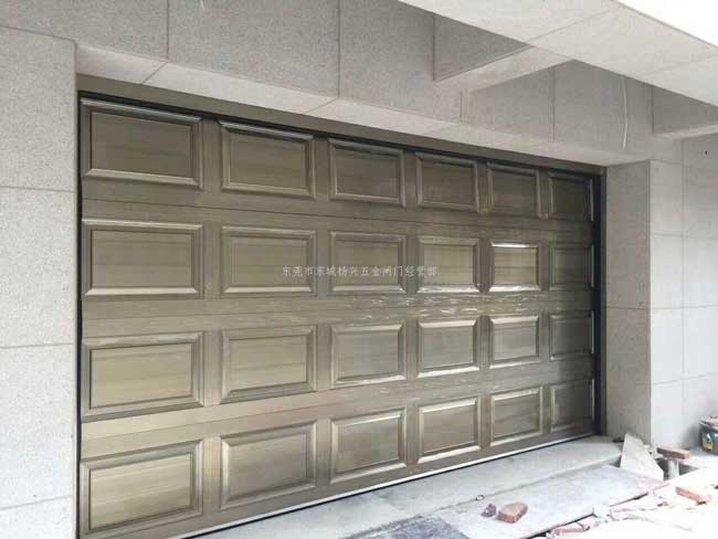 莞城中心翻板電動(dòng)車庫門案例 - 中出網(wǎng)-智能出入口與停車充電門戶