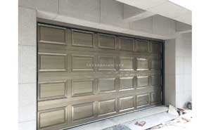 莞城中心翻板電動(dòng)車庫(kù)門案例 - 中出網(wǎng)-智能出入口與停車充電門戶