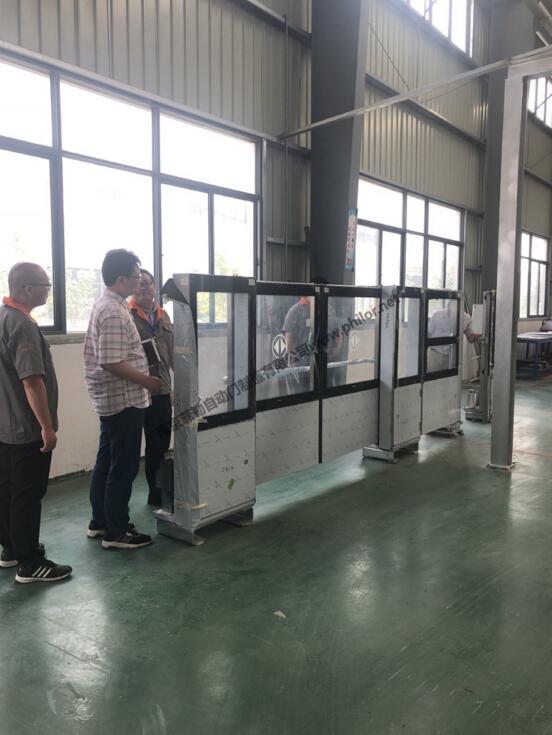 陳總以及技術(shù)總工陪同一起參觀車間地鐵屏蔽門實物