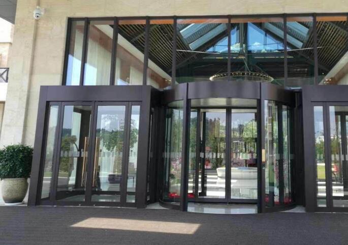 安吉銀潤大酒店旋轉(zhuǎn)門案例 - 中出網(wǎng)-智能出入口與停車充電門戶