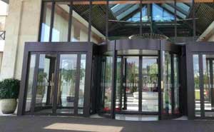 安吉銀潤大酒店旋轉(zhuǎn)門案例 - 中出網(wǎng)-智能出入口與停車充電門戶