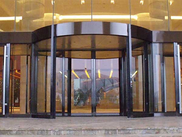 濟南綠城喜來登酒店旋轉(zhuǎn)門案例 - 中出網(wǎng)-智能出入口與停車充電門戶