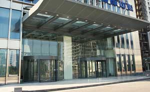 青島裕龍國際中心旋轉(zhuǎn)門案例 - 中出網(wǎng)-智能出入口與停車充電門戶