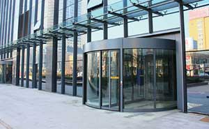 青島遠洋大廈旋轉(zhuǎn)門案例 - 中出網(wǎng)-智能出入口與停車充電門戶