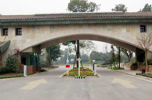 麓山國(guó)際道閘案例 - 中出網(wǎng)-智能出入口與停車(chē)充電門(mén)戶