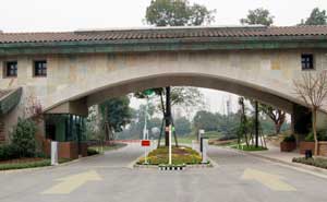 麓山國(guó)際道閘案例 - 中出網(wǎng)-智能出入口與停車充電門戶