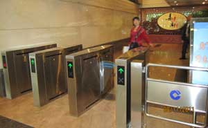 重慶建行通道閘案例 - 中出網(wǎng)-智能出入口與停車充電門戶