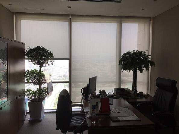 中國(guó)建筑大廈電動(dòng)布藝開(kāi)合簾案例 - 中出網(wǎng)-智能出入口與停車充電門戶