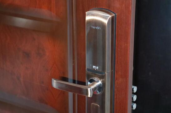 古銅色拉絲工藝的鎖身光潔大氣