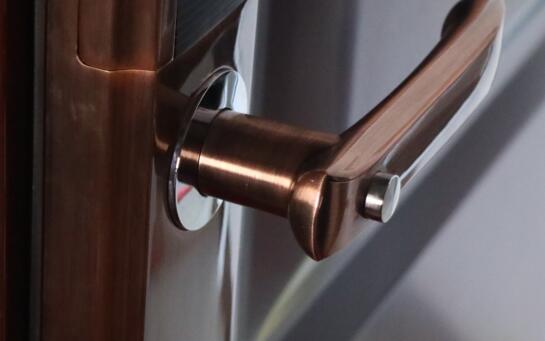 門(mén)內(nèi)把手防貓眼技術(shù)開(kāi)鎖設(shè)計(jì)