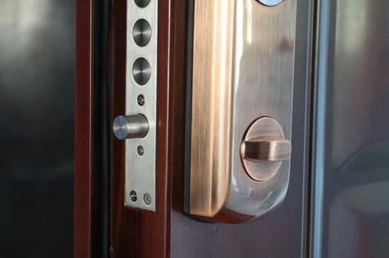 門(mén)內(nèi)鎖身的最下面是反鎖旋鈕