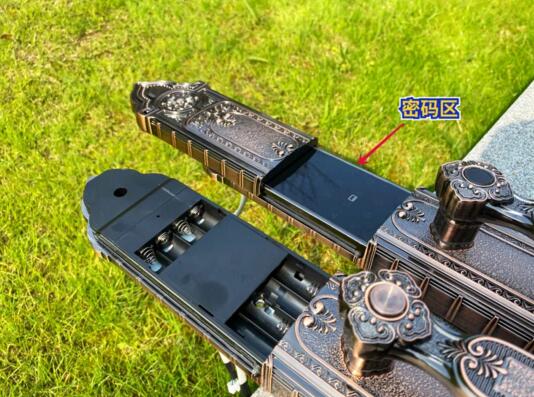 滑蓋下方是搭載了鋼化玻璃面板的密碼輸入?yún)^(qū)