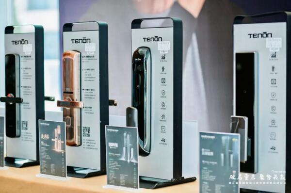 現(xiàn)場(chǎng)展出的天能指紋鎖