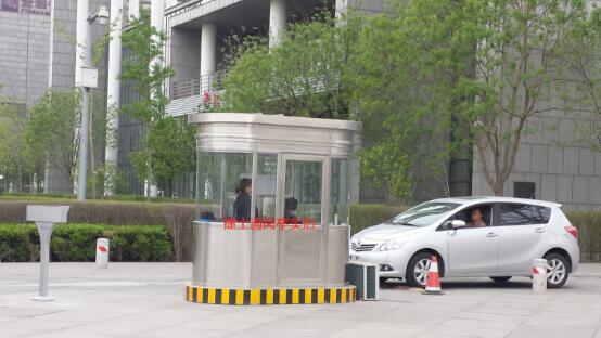 天津空港經(jīng)濟(jì)區(qū)管委會(huì)不銹鋼收費(fèi)亭案例 - 中出網(wǎng)-智能出入口與停車充電門戶