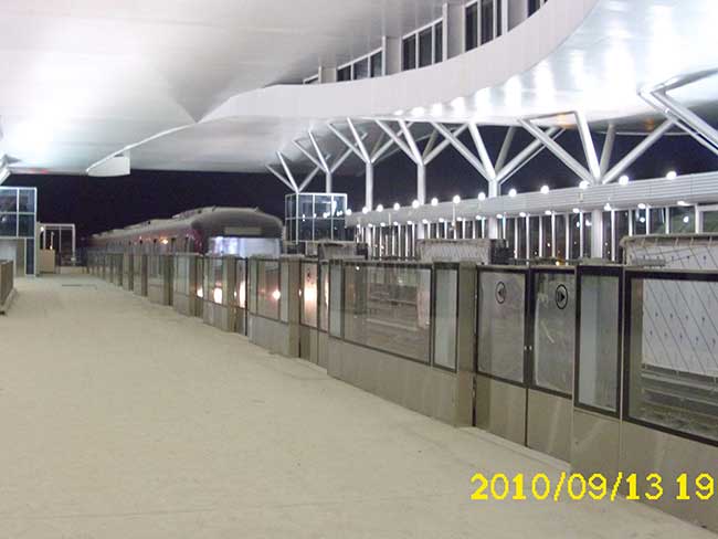 亦莊線屏蔽門案例 - 中出網(wǎng)-智能出入口與停車充電門戶