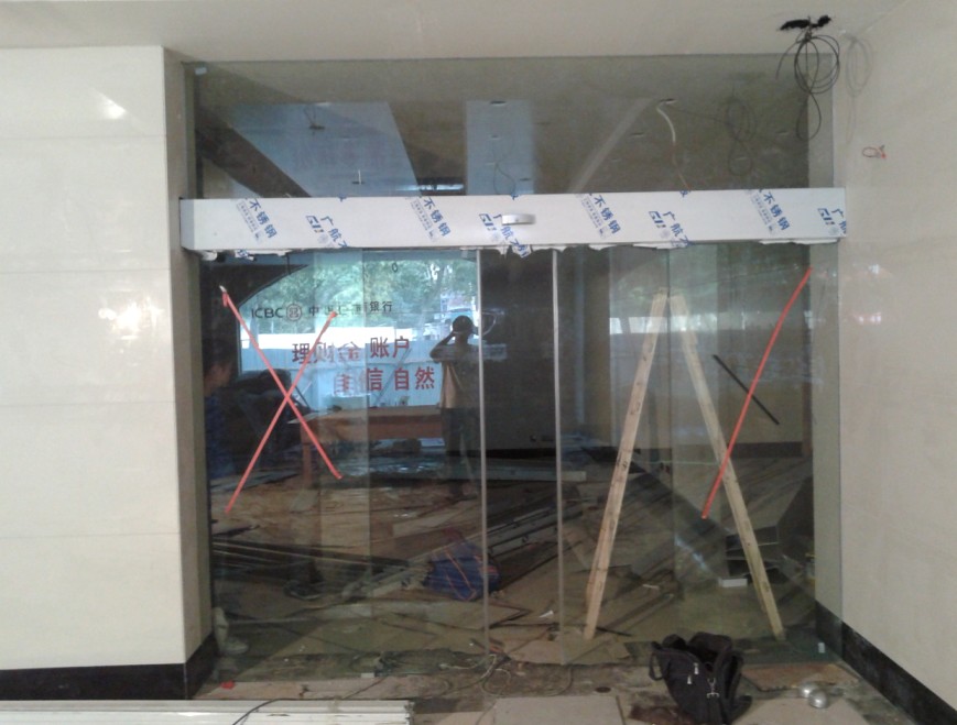 合肥阜陽北路金屬大廈自動門案例 - 中出網(wǎng)-智能出入口與停車充電門戶