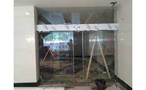 合肥阜陽北路金屬大廈自動(dòng)門案例 - 中出網(wǎng)-智能出入口與停車充電門戶