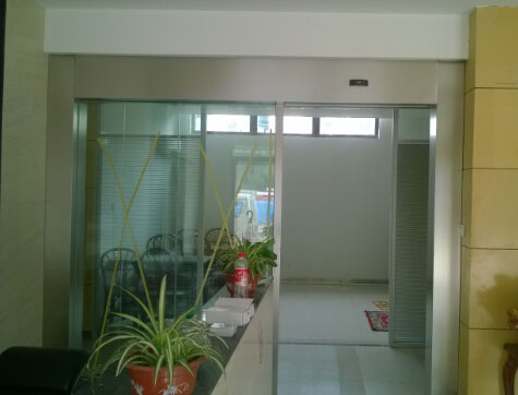 合肥市淝河路自動(dòng)門案例 - 中出網(wǎng)-智能出入口與停車充電門戶