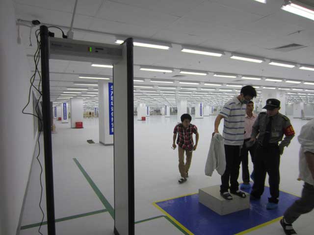 昆山富士康科技集團公司安檢門案例 - 中出網(wǎng)-智能出入口與停車充電門戶