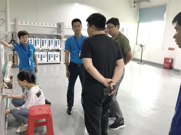 尚億創(chuàng)新的研發(fā)總監(jiān)為魏科長等人講解