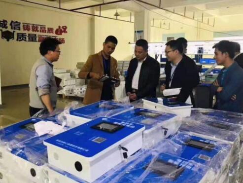 鄔科長與劉主任一行參觀了尚億創(chuàng)新生產(chǎn)線