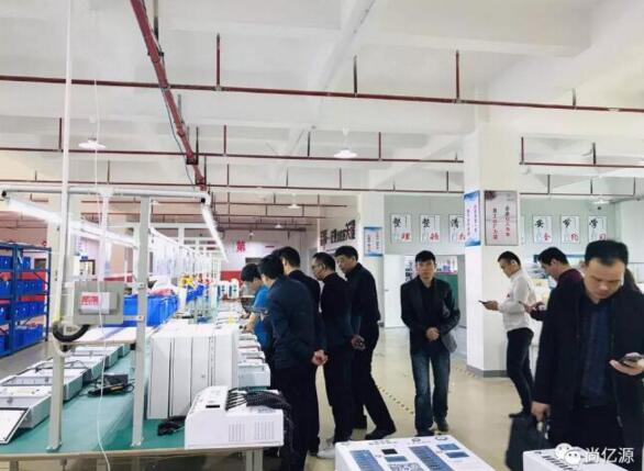 車書記一行參觀生產(chǎn)設(shè)備組裝與老化測試流程