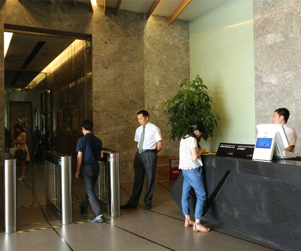 東莞萬科中心成功應(yīng)用德生訪客機案例 - 中出網(wǎng)-智能出入口與停車充電門戶