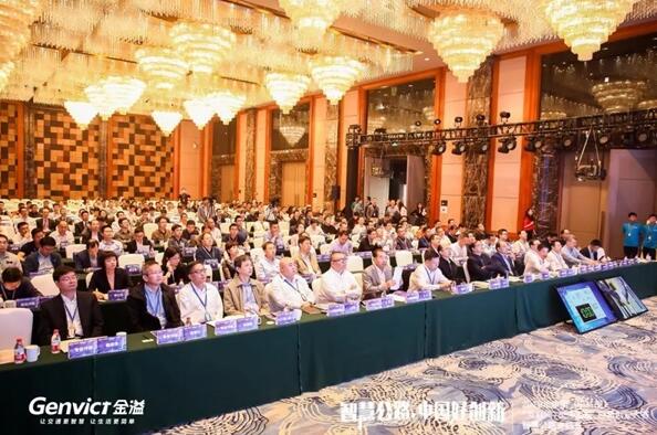 智慧公路主題主題賽現(xiàn)場(chǎng)，專家評(píng)委正在觀看項(xiàng)目路演