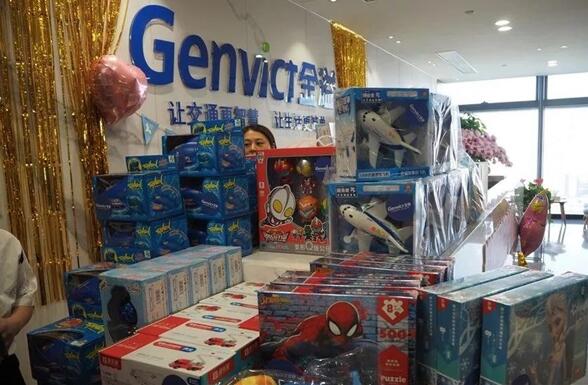 琳瑯滿目的獎品，蜘蛛、飛機、卡車滿滿當當