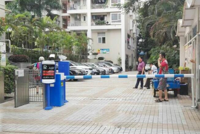 深圳翠鑫居車牌識別系統(tǒng)案例 - 中出網(wǎng)-智能出入口與停車充電門戶