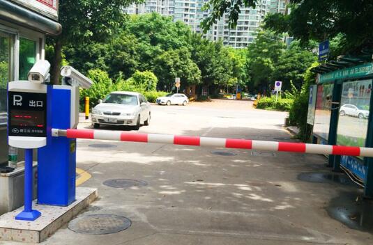 深圳弘都世紀(jì)公寓車牌識別系統(tǒng)案例 - 中出網(wǎng)-智能出入口與停車充電門戶