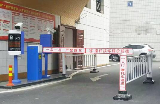 武漢西岸故事車牌識(shí)別系統(tǒng)案例 - 中出網(wǎng)-智能出入口與停車充電門戶