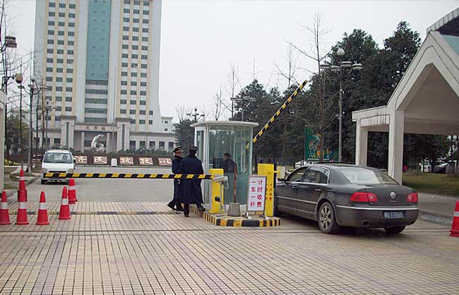 成都市溫江區(qū)西南財經(jīng)大學道閘案例 - 中出網(wǎng)-智能出入口與停車充電門戶