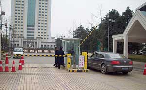 成都市溫江區(qū)西南財(cái)經(jīng)大學(xué)道閘案例 - 中出網(wǎng)-智能出入口與停車充電門戶