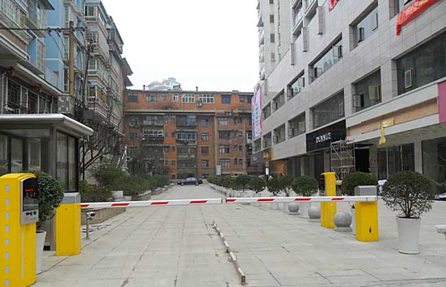 凱里嘉瑞生活廣場(chǎng)道閘案例 - 中出網(wǎng)-智能出入口與停車充電門戶