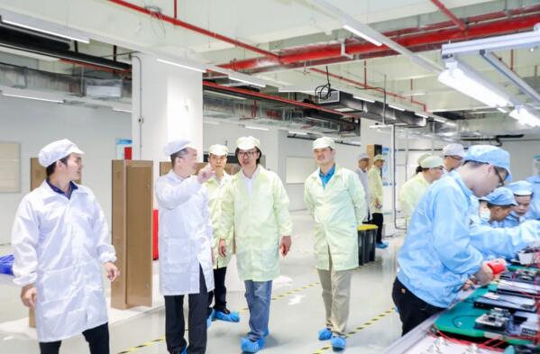 楊成董事長親自帶領來賓參觀新工廠