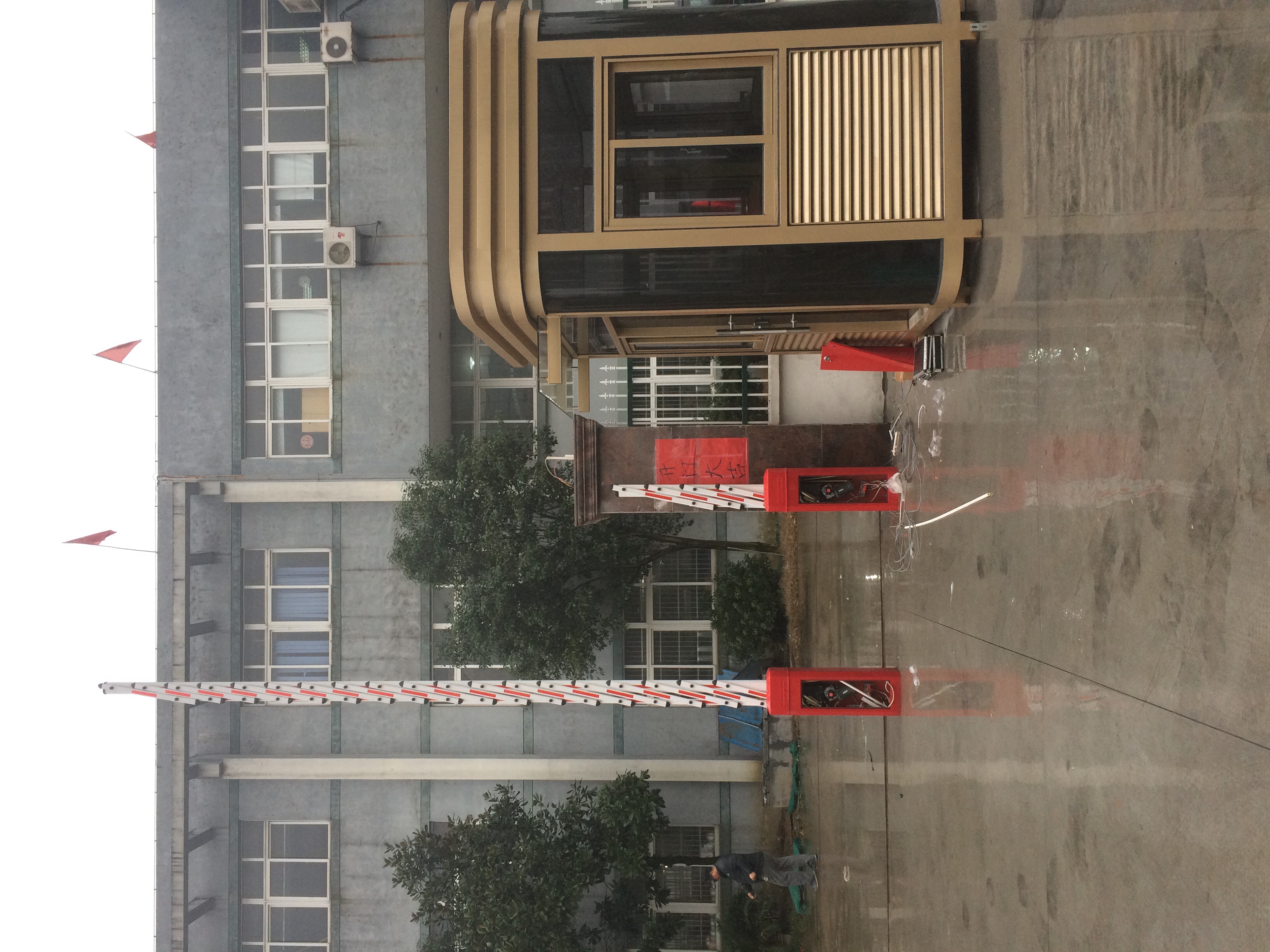 伸縮門(mén)，道閘，崗?fù)? />
                    </div>
                    <div   id=