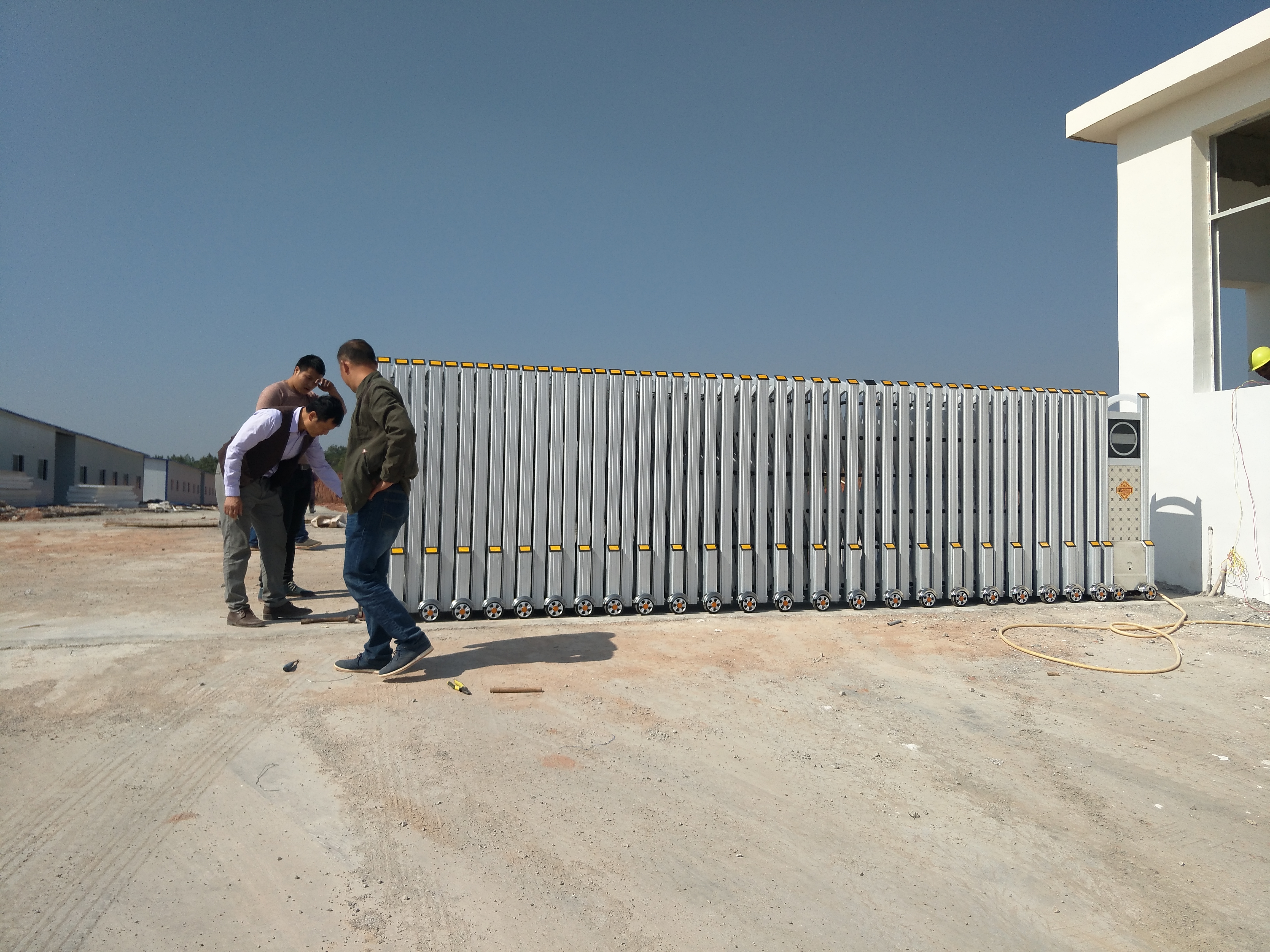 電動(dòng)伸縮門，停車場(chǎng)管理系統(tǒng)（車牌識(shí)別，藍(lán)牙感應(yīng)），道閘，通道閘，感應(yīng)門等