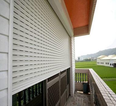 喜迎畢節(jié)出安智能卷簾門進(jìn)駐榮新時(shí)代廣場